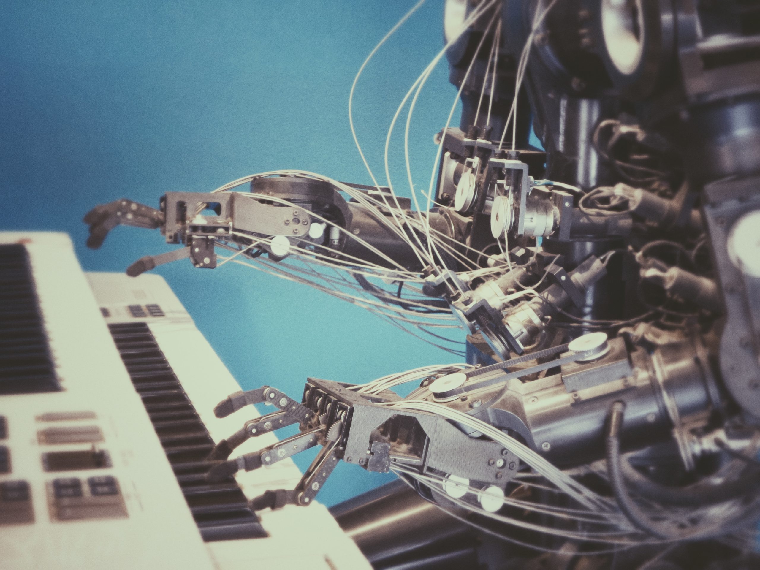 Image d'un robot par "Possessed Photography", jouant du piano.